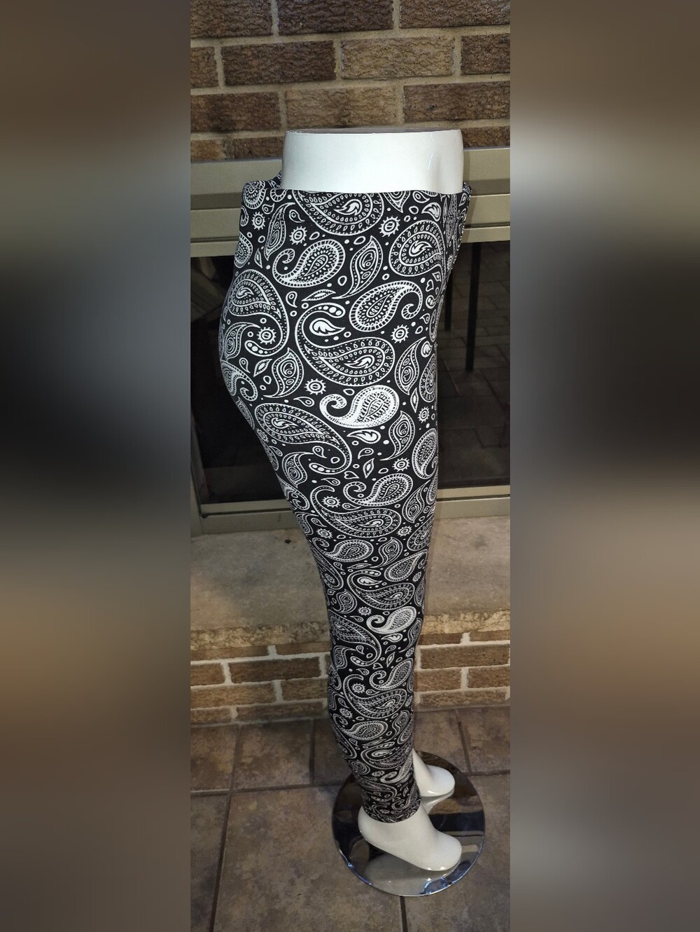 Just Cozy Fleece Leggings Women’s Black & White Paisley M/L